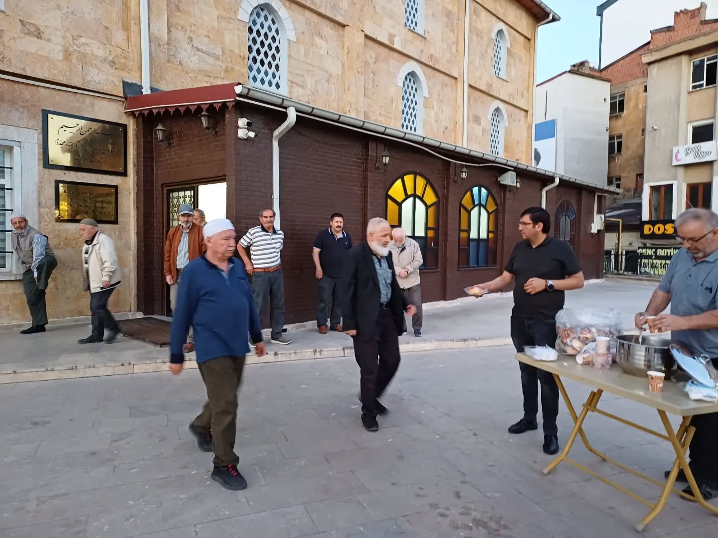 Paşa Camii çevresinde vakıf gönüllülerinin çorba ikramı